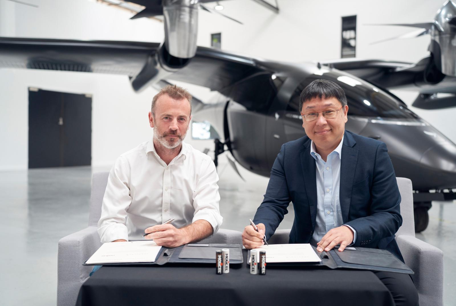 能元科技總經理薛人禎(右)與Vertical Aerospace CEO Stephen Fitzpatrick(左)簽署戰略合作協定，能元電池進軍下世代eVTOL.jpg